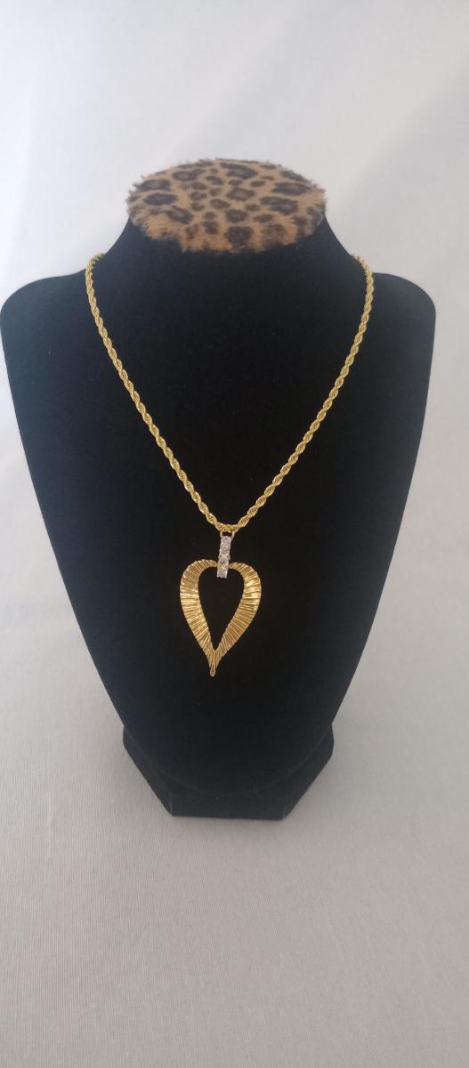Cadena con corazon de circon
